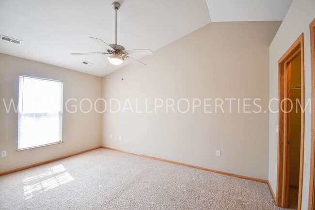 Photo - 2 Bedroom, 2 1/2 Bath Townhome in Urbandale