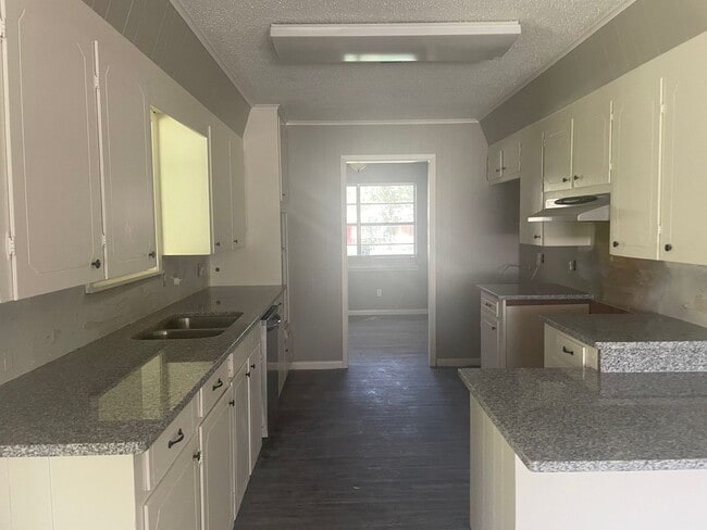 Photo - 3/2/2 SHISD Fenced Yard and Pet Friendly