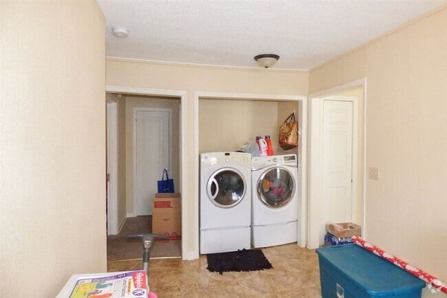 Building Photo - 3 bed 2 Bath Home Super Large Back Yard