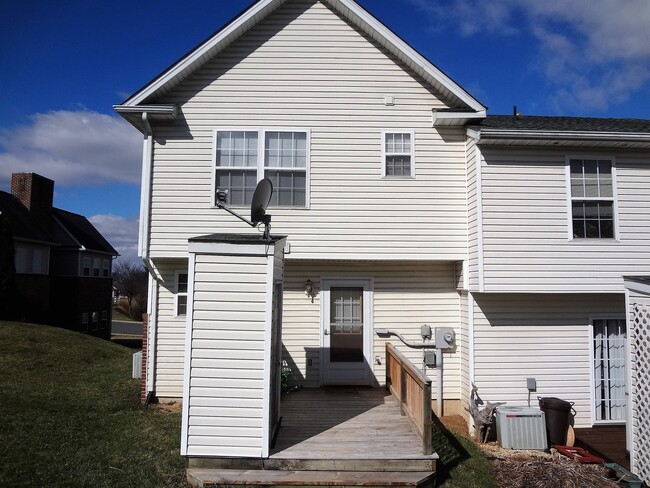 Photo - Well Maintained Townhouse in Great Location!