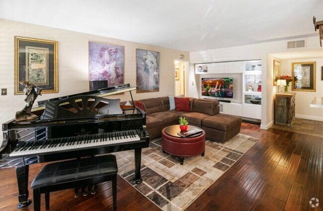 Building Photo - 1134 Alta Loma Rd Unit 106 Rental