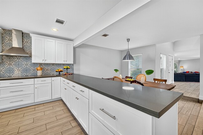 Photo - 818 Silvergate Dr