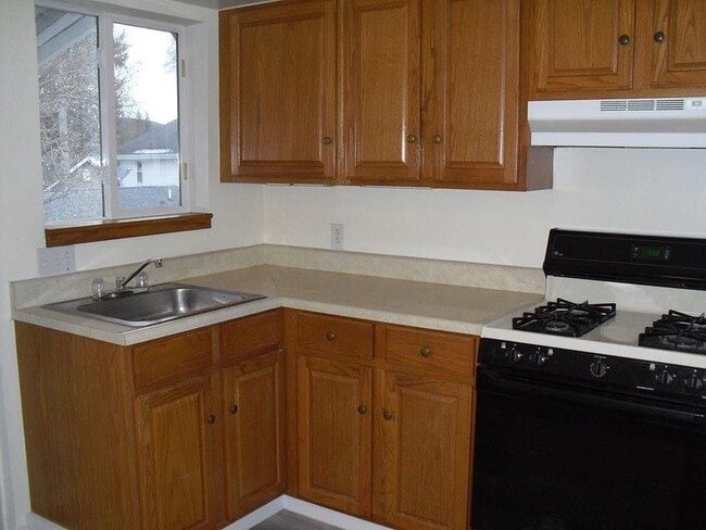 Building Photo - 749 E State St Unit Upper