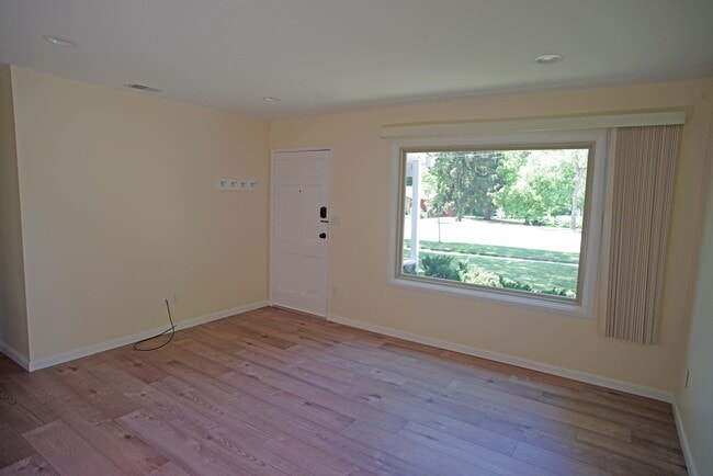 Photo - 1052 N Maple Rd