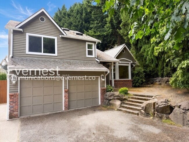 Building Photo - 3 Bed, 2 Bath Home with Fenced Yard & Garage / Available Soon!