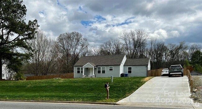 Building Photo - 1308 Old Concord Rd Rental