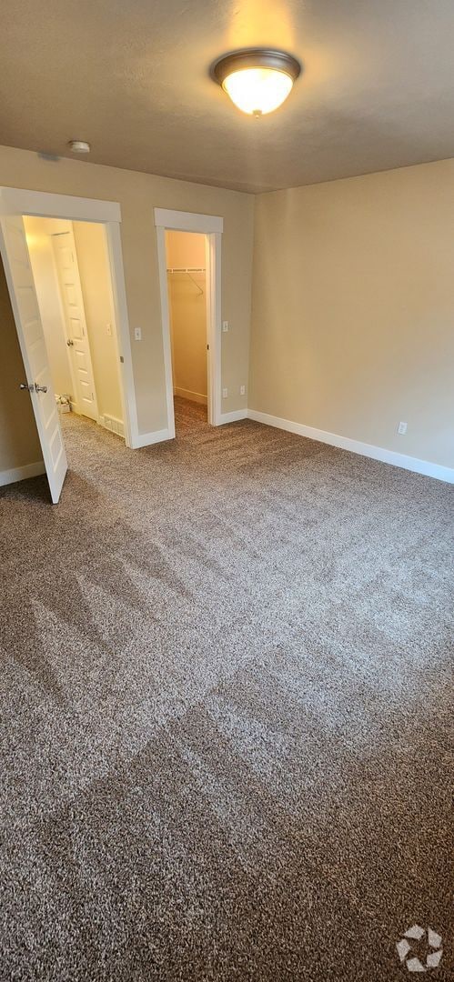 Building Photo - Beautiful End-Unit 4 Bedroom Townhome in S...