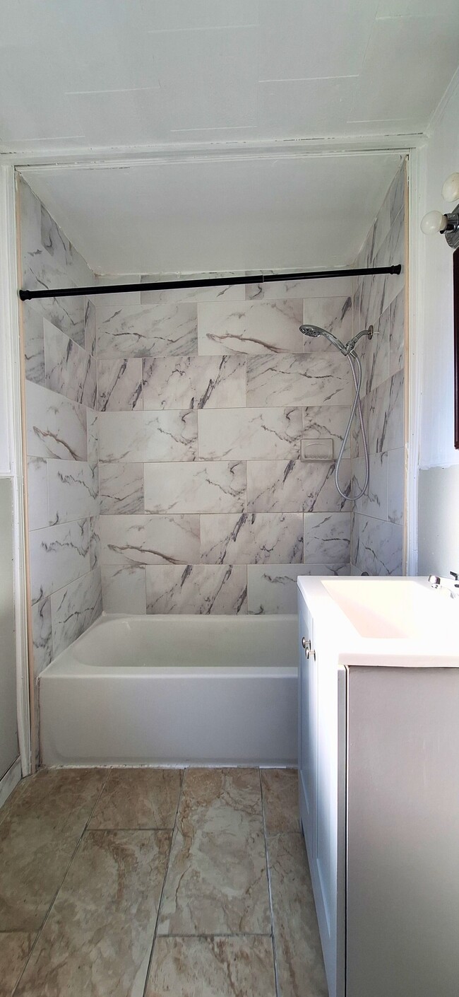 Photo - 925 1/2 W Liberty St