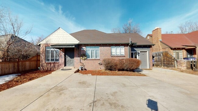 Building Photo - Bright & beautiful South Park Hill duplex property with large fenced shared yard