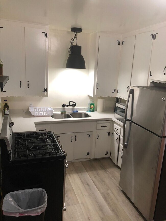 12423-25 Chandler Blvd