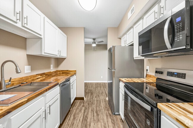 1BR, 1BA - 896SF - Kitchen - Chimney Hill Apartments