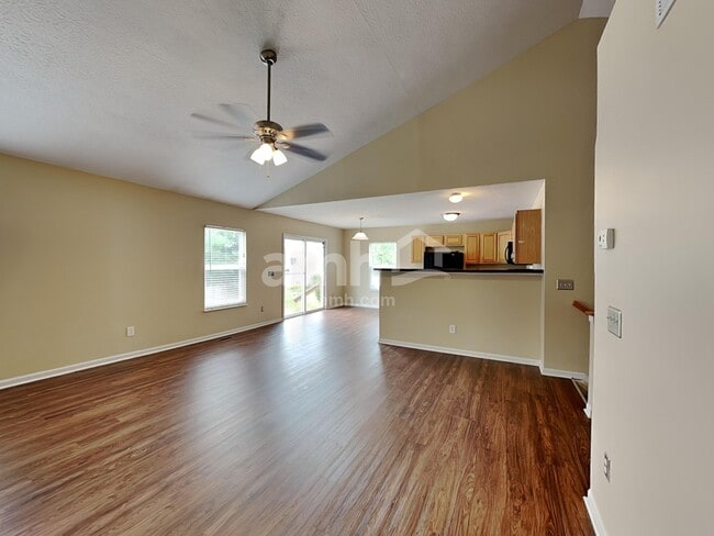 Photo - 211 Cherrytree Ln