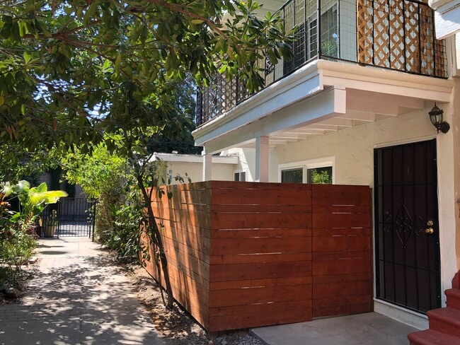 Building Photo - 925 Ravenscourt Ave Unit 3