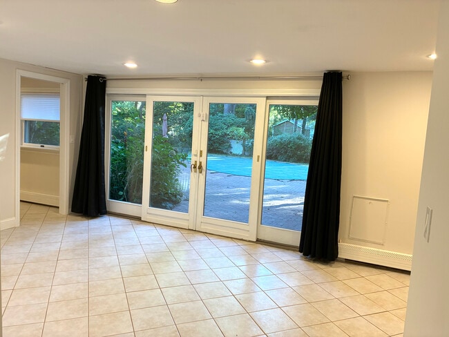 Light and Bright - 6 Charleston Dr Unit 1
