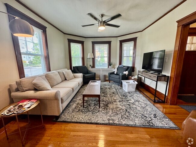 Building Photo - 108 Redlands Rd Unit 1 Rental