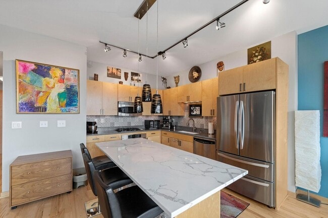 215 10th Ave S