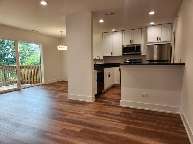 Building Photo - 915 Shorewood Unit 1 Rental