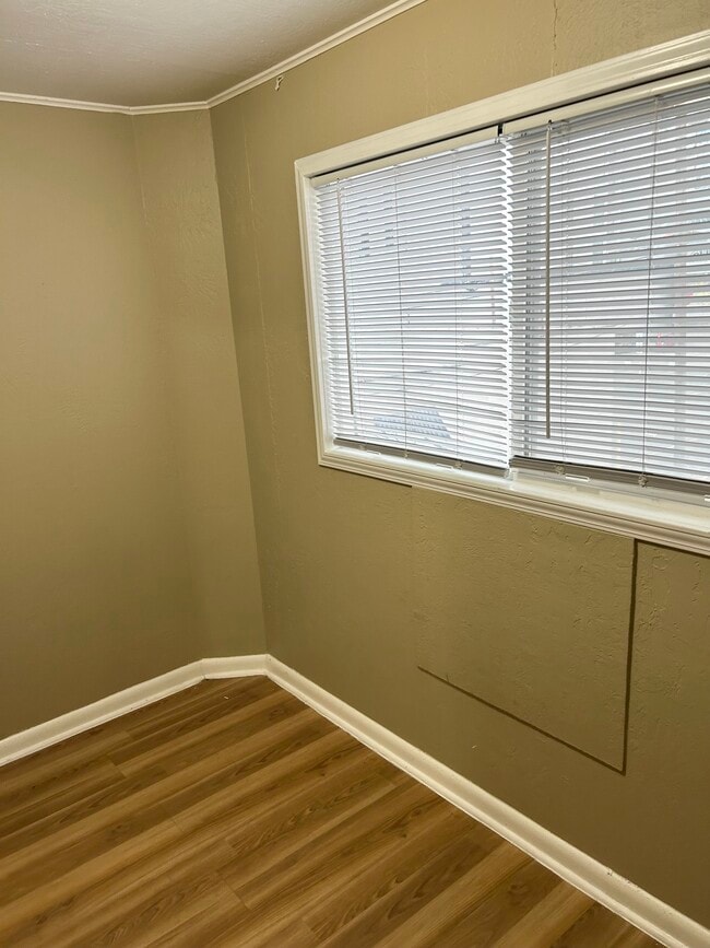 Espacio del dormitorio - 251 E Broadway