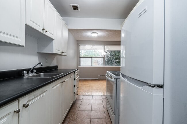 Building Photo - 5 Mallory Gardens Unit 405