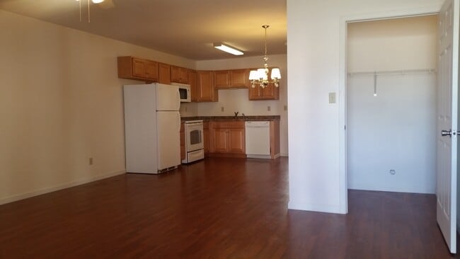 Photo - 152 E 6th St