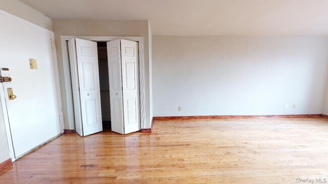 Photo - 66-15 Thornton Pl Unit 6E