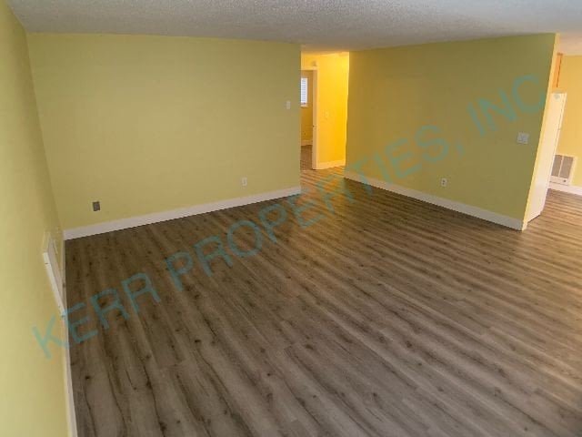 Charming 2-Bed Duplex in Portland's Heart – Cozy 855 Sq Ft!