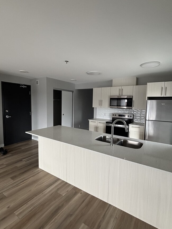 Building Photo - 475 St Anne's Rd Unit 323