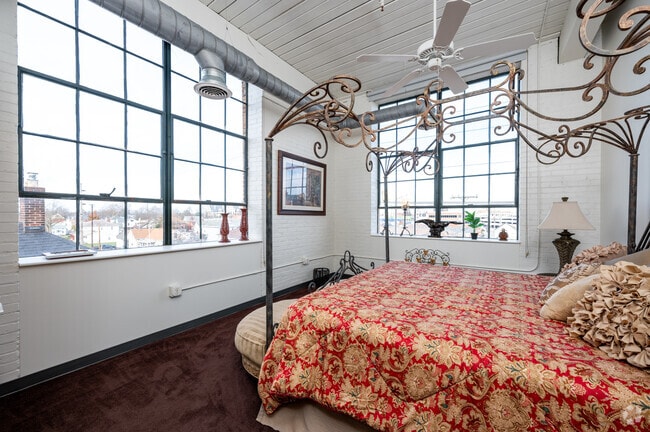 2BR, 1BA - 1,150SF - Primary Bedroom