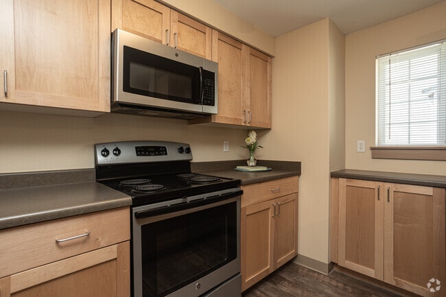 1BR, 1BA - 736 SF