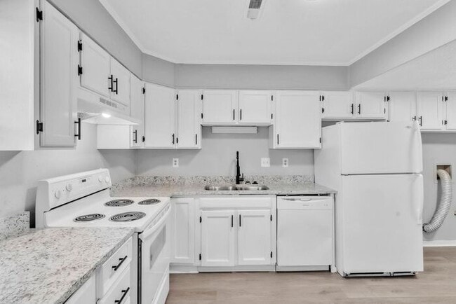 Building Photo - *NEWLY RENOVATED* 2 Bedroom Townhouse in D...