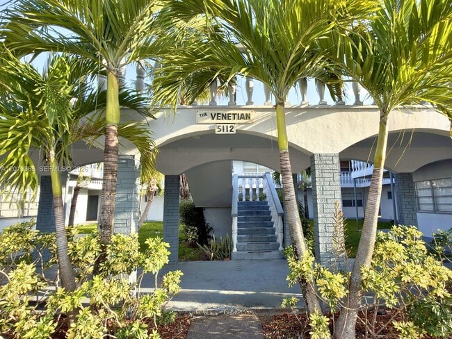 Building Photo - 5112 Hollywood Blvd Unit 21