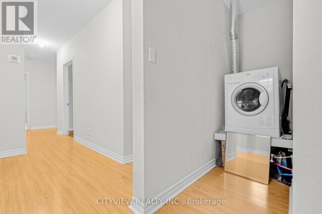 Photo - 345 Dundas St E