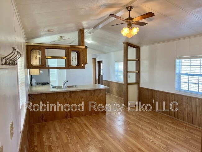 Photo - 5421 Victory Blvd