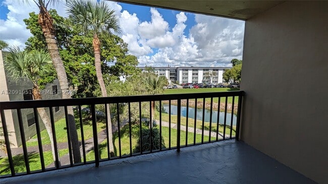 Building Photo - 10865 SW 112th St Unit 312