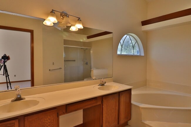 Photo - 3/2/2 Split plan with over 2100 square feet
