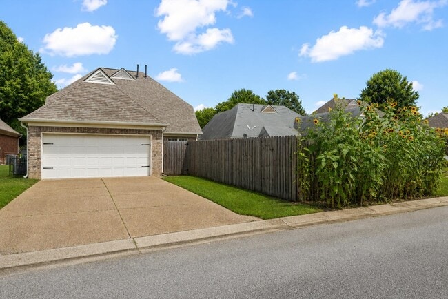 Photo - 1153 Casentino St