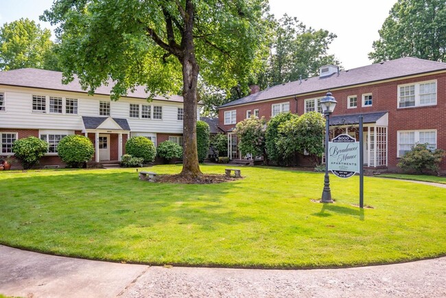 Photo - Broadmoor Manor