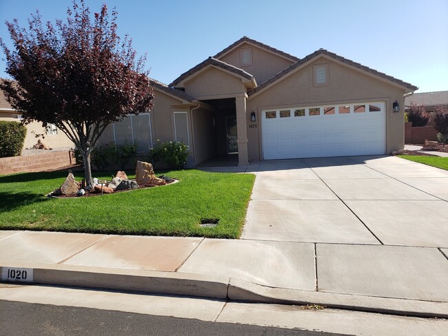 Building Photo - Bright Home with 2 Car Garage