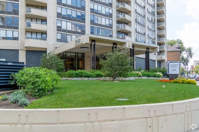Building Photo - 3930 N Pine Grove Ave Unit 1115 Rental