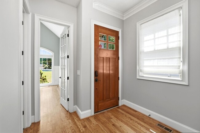 Photo - 520 Iverson Way