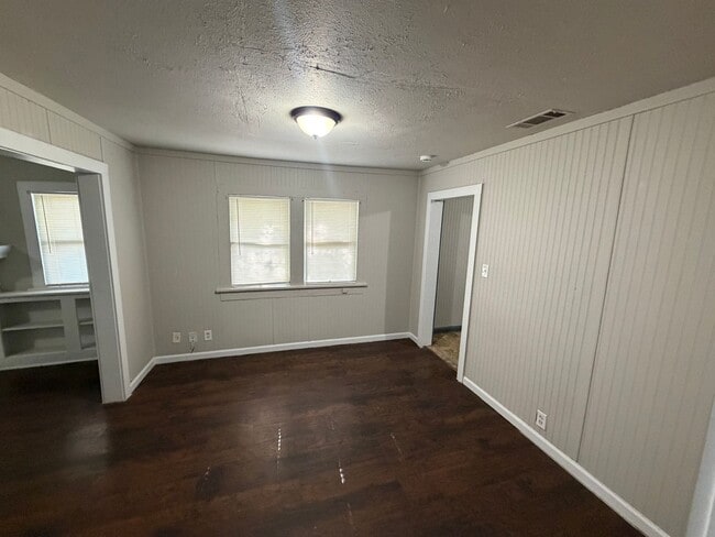 Photo - 3229 Denman St