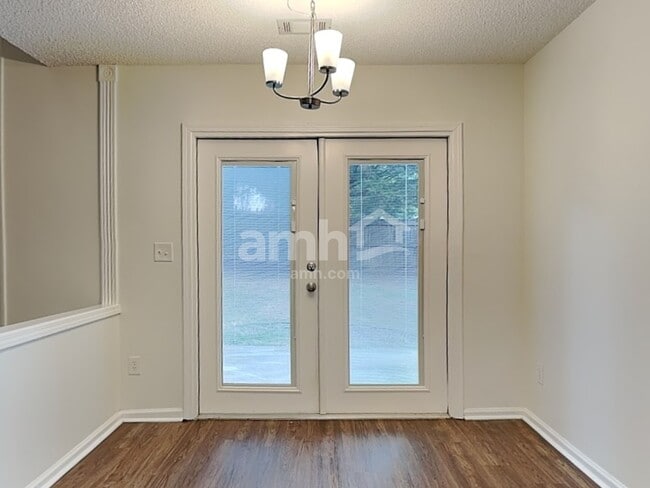 Photo - 582 Lullingstone Dr SE