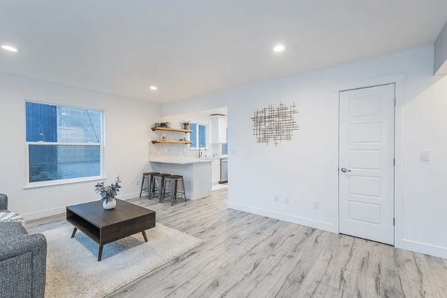 Photo - 1018 E 56th St