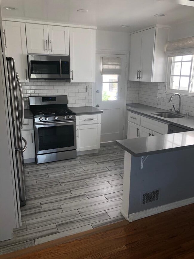 Building Photo - 10605 Ashton Ave Unit 10607 1/2