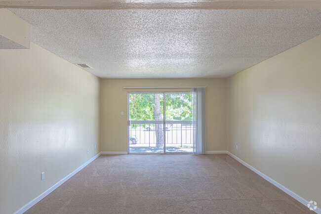 2BR, 2BA - 940 SF