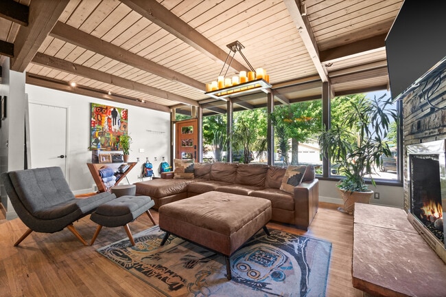 Photo - 1542 Fieldcrest Ln