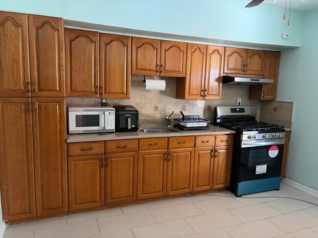 Building Photo - 360 Ege Ave Unit 1