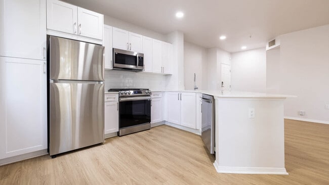 Cocina con electrodomésticos de acero inoxidable - Bella Vista At Warner Ridge