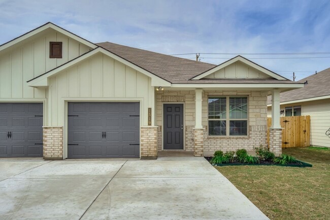 Building Photo - Beautifully designed and thoughtfully main... Rental