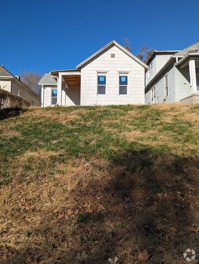 Building Photo - 2 Bedroom House Available